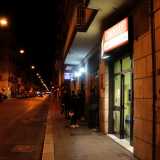 Aprono attorno alle 20 e chiudono alle 4 del mattino, attirando cos� un pubblico eterogeneo che va dalle famiglie ai frequentatori delle discoteche